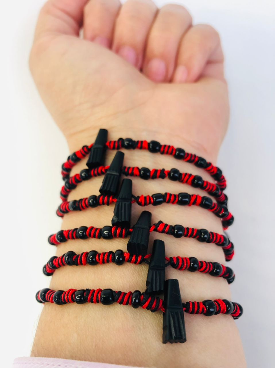 - 12 Pulseras Azabache Manito c/nudo franciscano en rojo y negro -