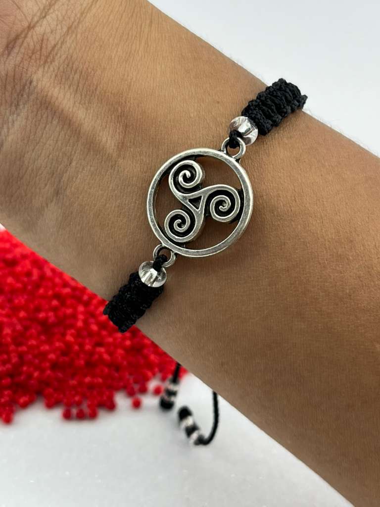 -  PULSERA CON DIJE CELTA TRISQUEL EN TEJIDO MACRAME NEGRO