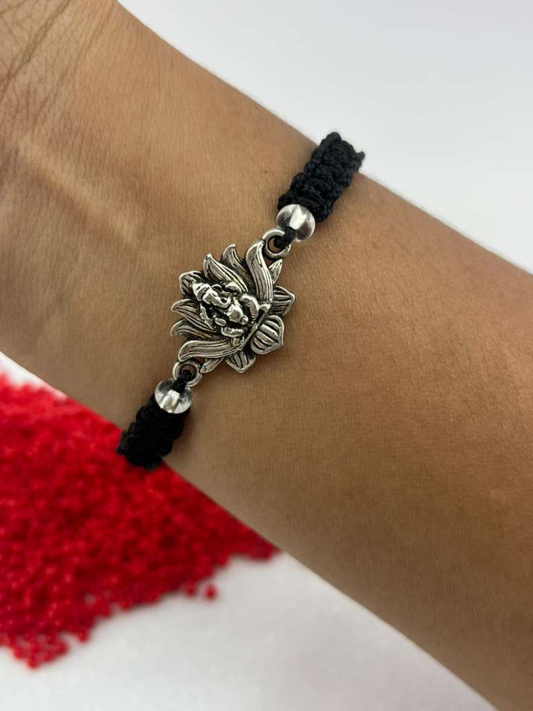 - PULSERA DIJE CELTA FLOR DE LOTO CON GANESH EN TEJIDO MACRAME NEGRO