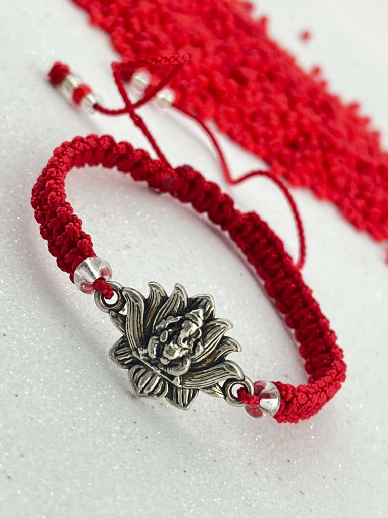 - PULSERA DIJE CELTA FLOR DE LOTO CON GANESH EN TEJIDO MACRAME ROJO-