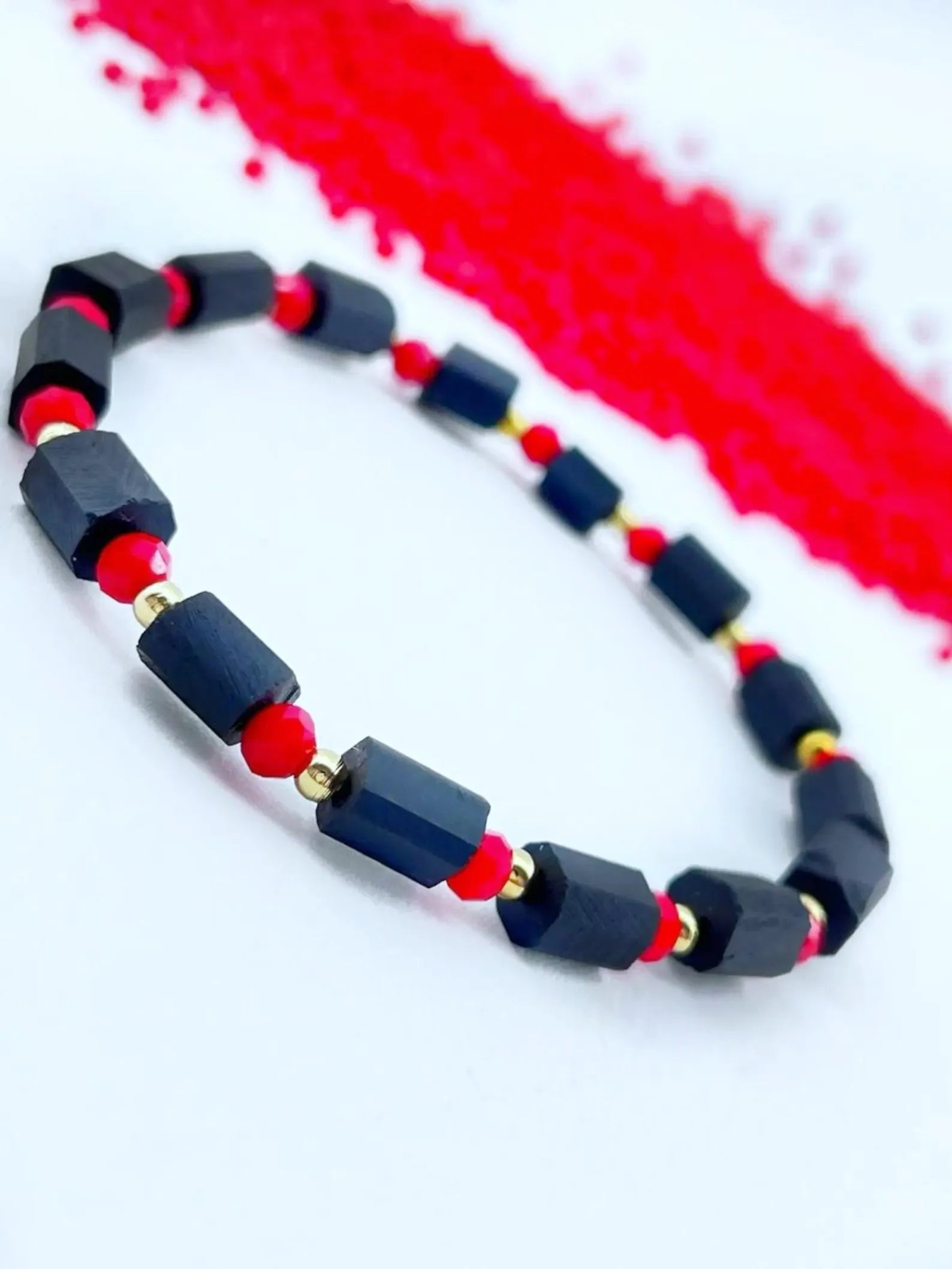 -Pulsera de azabache cuadrado con cuentas checas rojas y balin de acero dorado-