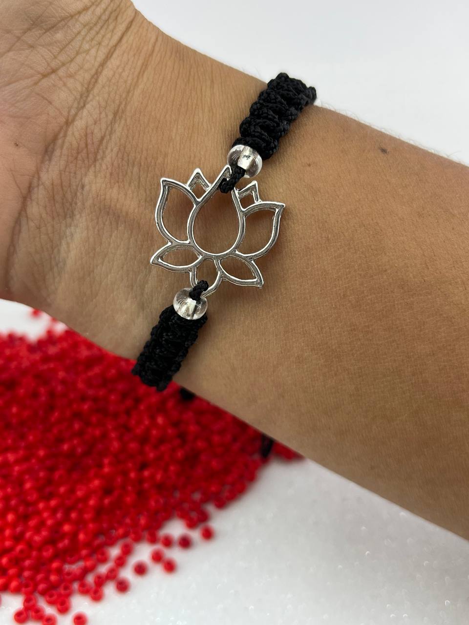 - PULSERA DIJE FLOR DE LOTO EN TEJIDO MACRAME NEGRO-