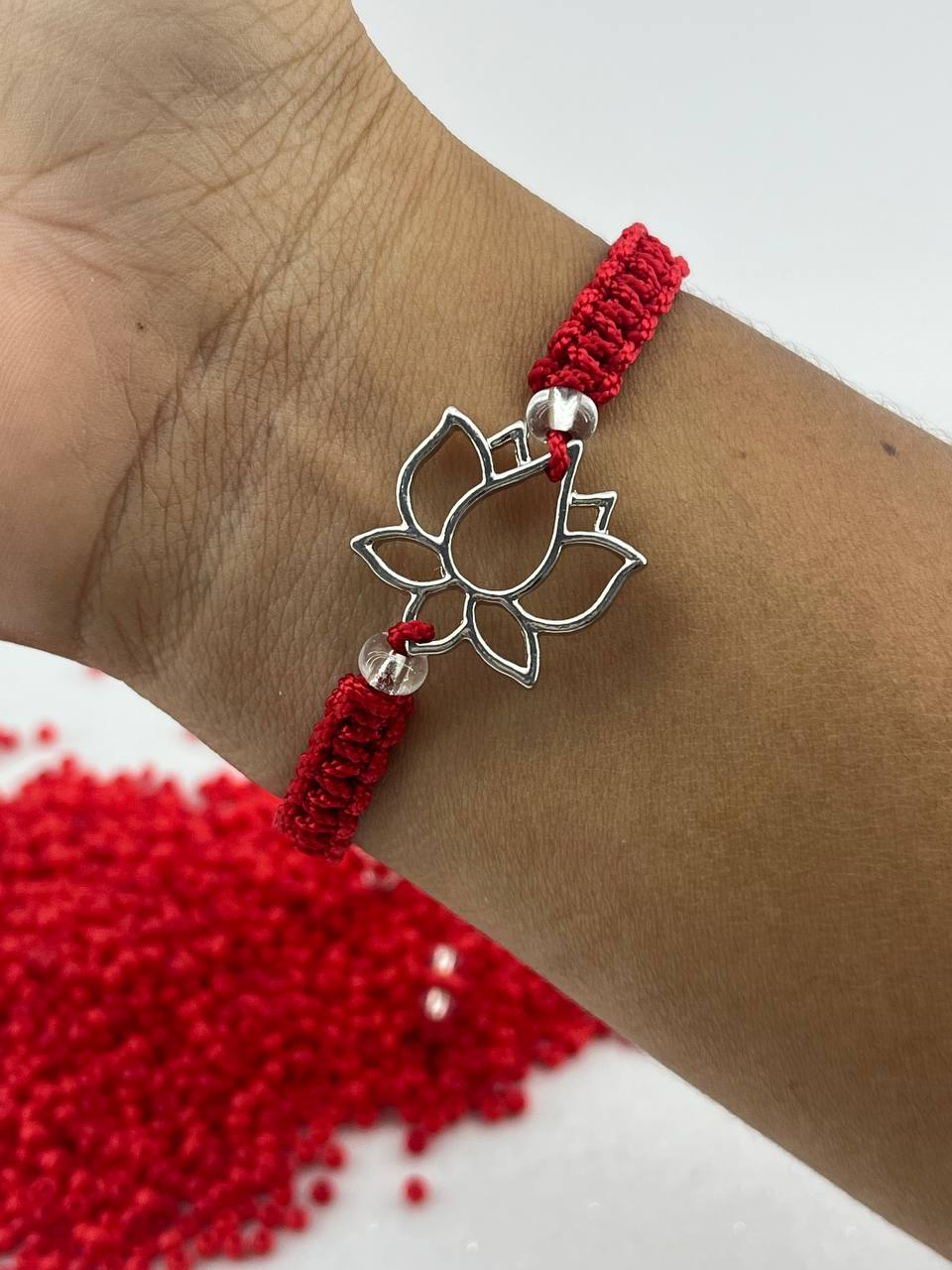 - PULSERA DIJE FLOR DE LOTO EN TEJIDO MACRAME ROJO-