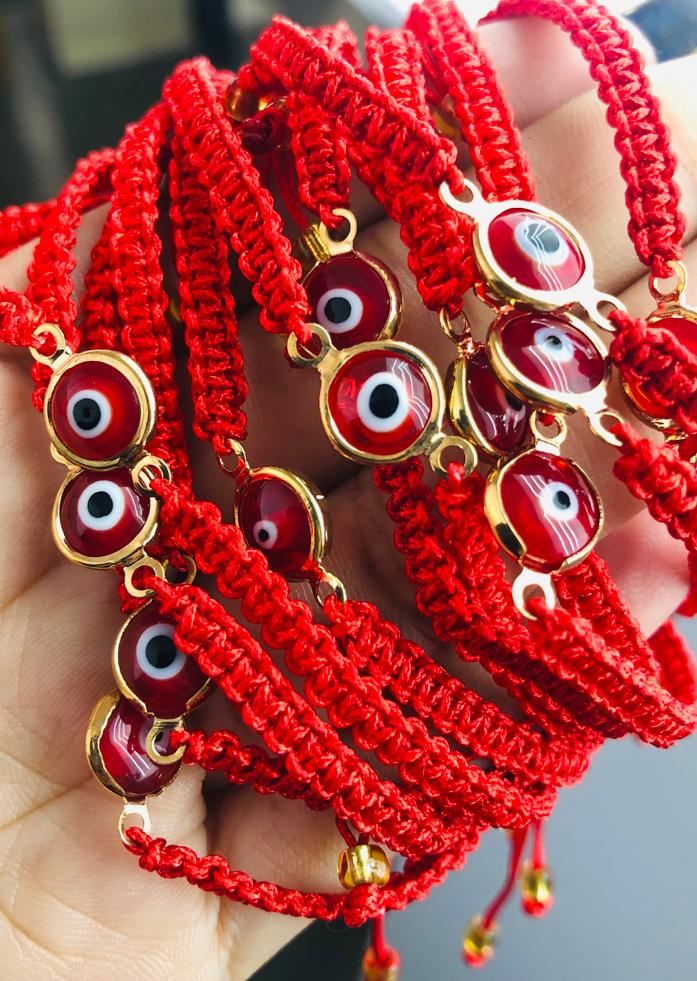 - 12 Pulseras con ojo turco turquesa y tejido macramé rojo -