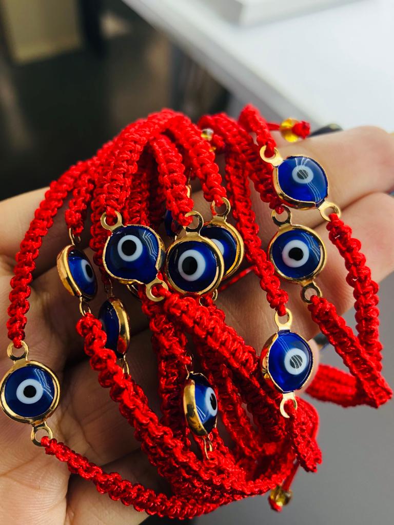 - 12 Pulseras con ojo turco turquesa y tejido macramé rojo -